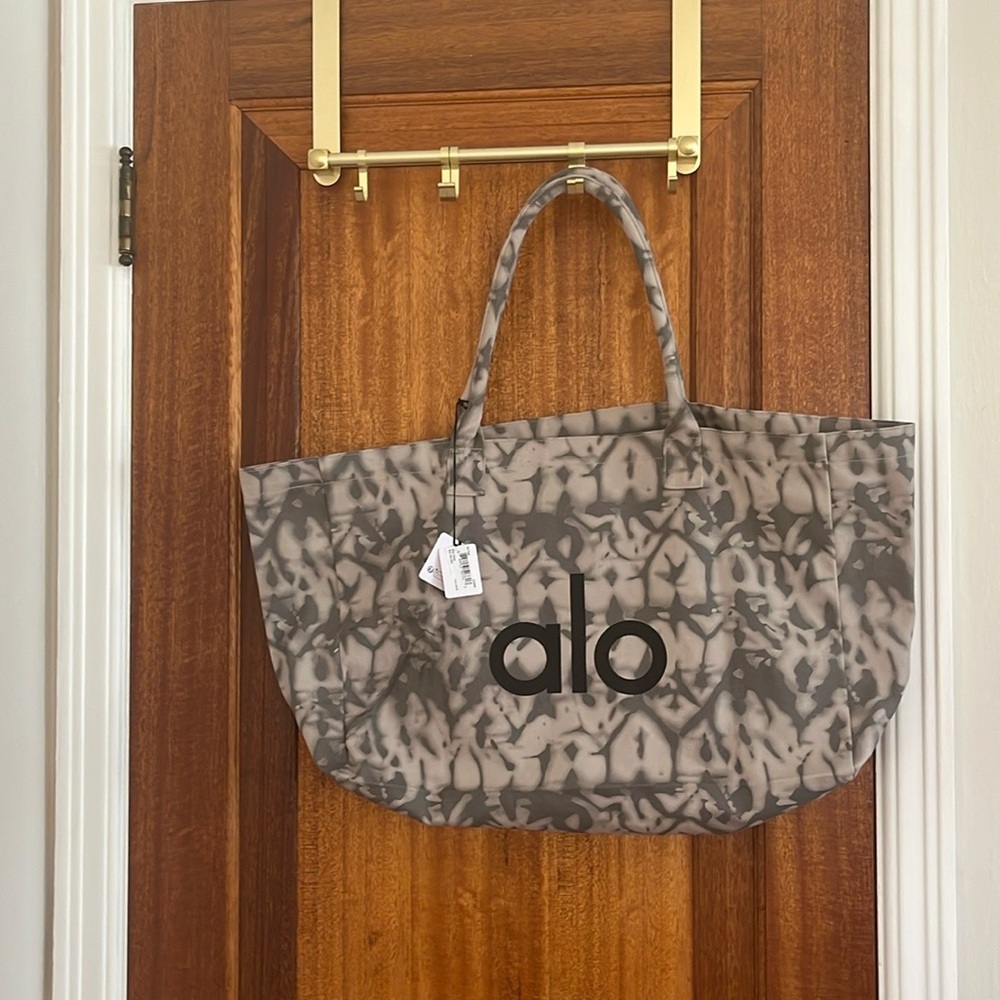 Oversized NWT Alo yoga brand bag